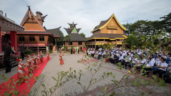 Frauen begrüßen mit einem traditionellen Batak-Tanz Teilnehmende der ACLC während eines Besuchs des „Indonesia Mini“, eines Freizeitparks in Jakarta. Hier werden die Menschen dazu eingeladen, an einem einzigen Ort einen Eindruck von der ganzen Vielfalt der Völker, Orte und Kulturen der zahlreichen Inseln Indonesiens zu gewinnen. Foto: LWB/Albin Hillert