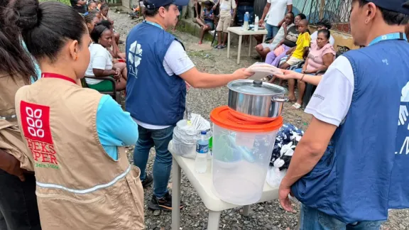 Mitarbeitende des LWB und von HEKS/EPER verteilen lebenswichtige Haushaltsgegenstände an Überlebende des Erdbebens in Chocó, Kolumbien. Foto: HEKS-EPER