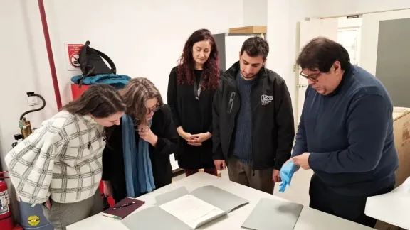 Izani Bruch, Bischöfin der Evangelisch-Lutherischen Kirche in Chile, zusammen mit Vertreterinnen und Vertretern des staatlichen Museums der Erinnerung und Menschenrechte bei der Sichtung historischer Dokumente. Foto: IELCH