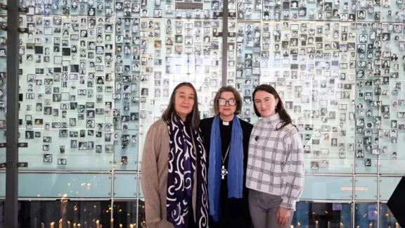 Im Hintergrund sind Hunderte von Fotos von Menschen zu sehen, die während der Militärdiktatur in Chile inhaftiert wurden und verschwanden.