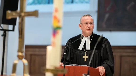 Landesbischof Christian Kopp von der Evangelisch-Lutherischen Kirche in Bayern hält im ökumenischen Gottesdienstes in der St.-Anna-Kirche in Augsburg zur Eröffnung der Tagung der drei europäischen LWB-Regionen die Predigt. Foto: LWB/Albin Hillert