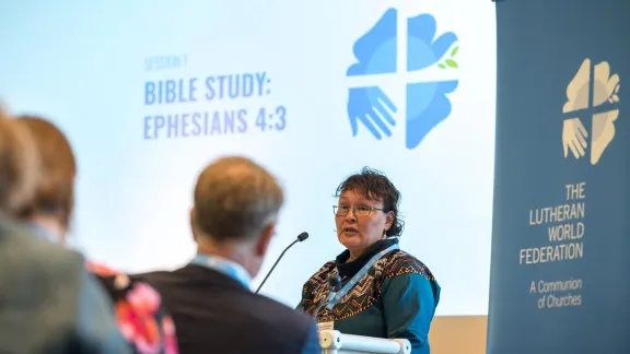 Bischöfin Paneeraq Siegstad Munk aus der grönländischen Kirche leitet bei der Tagung der drei europäischen LWB-Regionen in Augsburg, Deutschland, eine Bibelarbeit. Foto: LWB/Albin Hillert