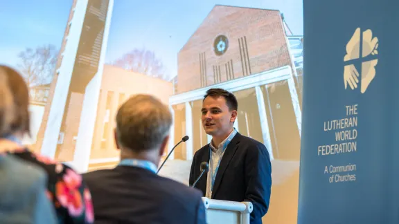 Pfr. Szabolcs Nagy aus der Evangelisch-Lutherischen Kirche in Ungarn leitet bei der Tagung der drei europäischen LWB-Regionen in Augsburg, Deutschland, eine Bibelarbeit. Foto: LWB/Albin Hillert