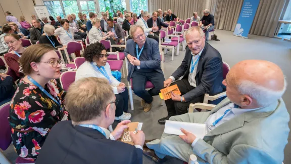 Kleingruppendiskussionen während der Tagung der drei europäischen LWB-Regionen in Augsburg, Deutschland. Auf dem Foto ist unter anderem LWB-Präsident Bischof Henrik Stubkjær (2. v. re.) zu sehen. Foto: LWB/Albin Hillert
