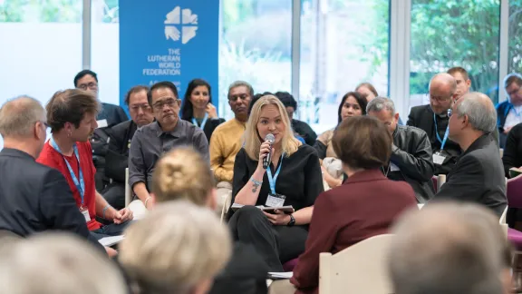 Nora Antonsen Nickelsen aus der Norwegischen Kirche spricht bei einem generationenübergreifenden Dialogs im Rahmen der Tagung der drei europäischen LWB-Regionen in Augsburg, Deutschland. Foto: LWB/Albin Hillert
