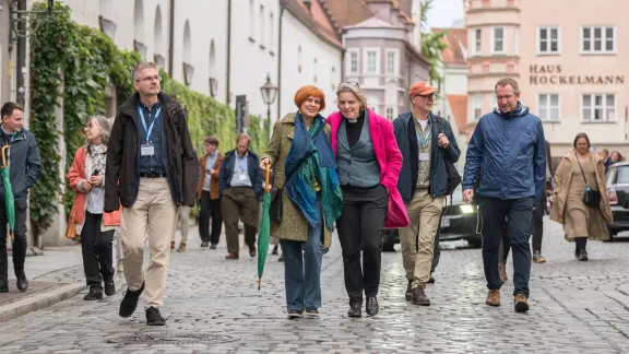 Teilnehmende bei einer Stadtführung durch die Augsburger Altstadt im Rahmen der Tagung der drei europäischen LWB-Regionen. Foto: LWB/Albin Hillert