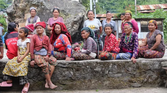 Eine Gruppe von Frauen aus überschwemmungsbetroffenen Haushalten, die vom LWB Nepal Hilfsgüter erhalten haben. Foto: LWB Nepal