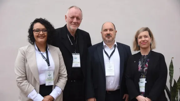 Von links nach rechts: Diakon Ricardo Schlegel (scheidender IERP-Generalsekretär), Pfarrerin Karla Steilmann (neue IERP-Generalsekretärin), Pfr. Leonardo Schindler (scheidender Kirchenpräsident) und Pfarrerin Sonia Skupch (LWB-Regionalreferentin für Lateinamerika und die Karibik sowie Nordamerika). Foto: LWB/E. Albrecht