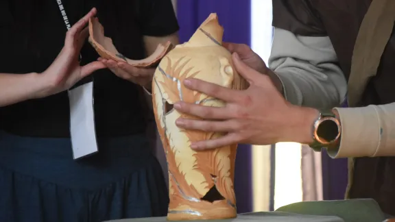 Die für den Gottesdienst zuständige Arbeitsgruppe beschäftigt sich mit dem Thema der Synode und gab Einblicke in die Lebensrealität der Menschen und die Missionsarbeit. Das Foto zeigt symbolhaft zerbrochenen Gefäße, die wieder zusammengefügt werden sollen. Foto: LWB/E. Albrecht