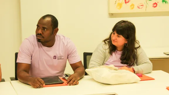 Kanyiginya Mugishagwe aus Tansania (links) und Adriana Florea aus Rumänien (rechts), Stipendiat*innen des DNK/LWB, beim Einführungsseminar in Berlin. Foto: DNK/LWB Helene Maria Guib