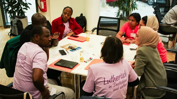 Die Stipendiat*innen tauschen sich beim Einführungsseminar in Berlin aus, stellen Fragen und erhalten wichtige Informationen für ihren Studienaufenthalt in Deutschland. Foto: DNK/LWB Helene Maria Guib