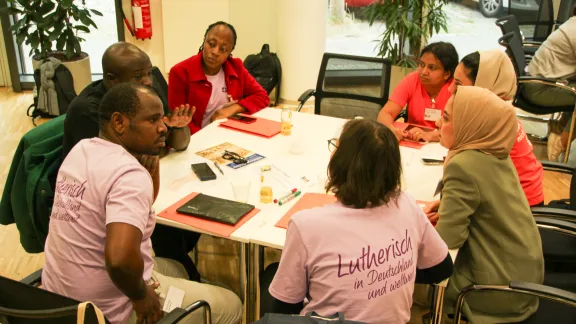 Die Stipendiat*innen tauschen sich beim Einführungsseminar in Berlin aus, stellen Fragen und erhalten wichtige Informationen für ihren Studienaufenthalt in Deutschland. Foto: DNK/LWB Helene Maria Guib