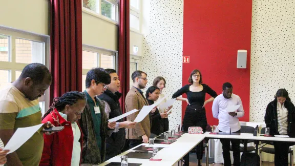 Mit einem gemeinsamen Lied starteten die Stipendiat*innen in ihren letzten Tag. Foto: DNK/LWB Helene Maria Guib