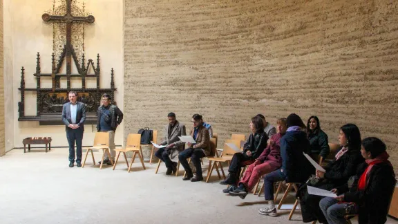 Zum Abschluss des Einführungsseminars feiern die Stipendiat*innen eine gemeinsame Andacht in der Versöhnungskirche an der Gedenkstätte Berliner Mauer. Geleitet wird sie von Pfarrer Dionisie Arion, Stipendienreferent beim DNK/LWB. Foto: DNK/LWB Helene Maria Guib