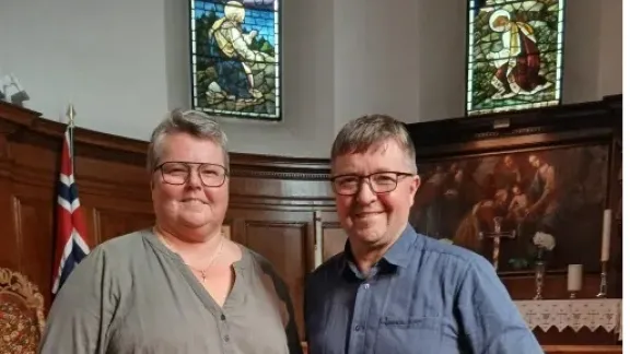 Bischof Svein Valle (re.) mit LWB-Ratsmitglied Dekanin Kristine Sandmæl im Altarraum der norwegischen St.-Olav-Kirche in London. Foto: LWB/P. Hitchen