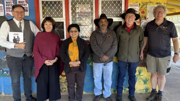 Besuch im Hidden Valley Community Center bei Alice Springs. Von links nach rechts: LCANZ-Bischof Paul Smith, LWB-Generalsekretärin Pfarrerin Dr. Anne Burghardt und Regionalsekretärin Pfarrerin Dr. Rospita Siahaan, Ian McNamara (Tangentyere Council), Assistierender Bischof für das Northern Territory Stephen Radke, David Clucas (Tangentyere Council). Foto: LCA