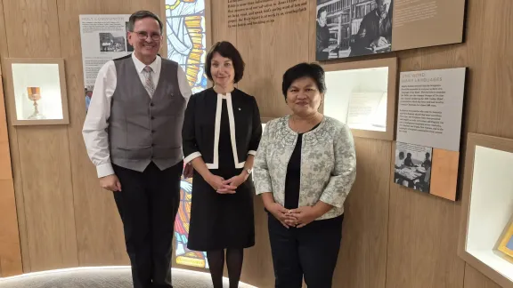 Bischof Paul Smith mit Pfarrerin Dr. Anne Burghardt und Pfarrerin Dr. Rospita Siahaan bei der Einweihung eines neuen Ausstellungsraums am Hauptsitz der LCA in Adelaide. Foto: LCA