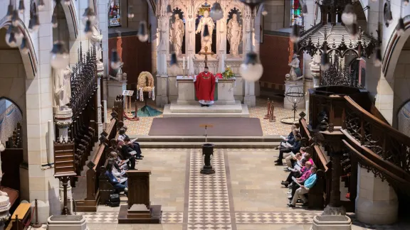 Abendmahlsgottesdienst zum Abschluss der Klausurtagung in der Wittenberger Schlosskirche (Allerheiligenkirche) unter der Leitung von Pfarrer Dr. Sámuel Nánási, Studienleiter des LWB-Zentrums Wittenberg. Foto: LWB/Albin Hillert