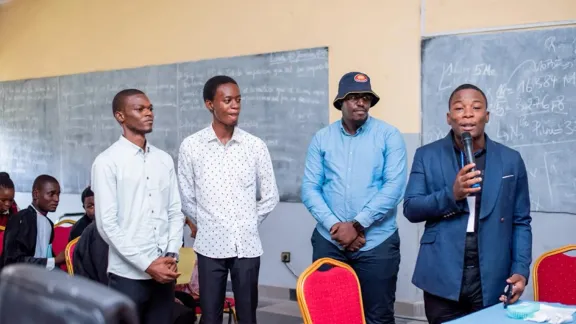 Dan Mwamba Mushikonke (rechts mit Mikrofon) von der Evangelisch-Lutherischen Kirche im Kongo leitet ein Seminar zu Gendergerechtigkeit an der Protestantischen Universität des Kongo in Kinshasa. Foto: Privat