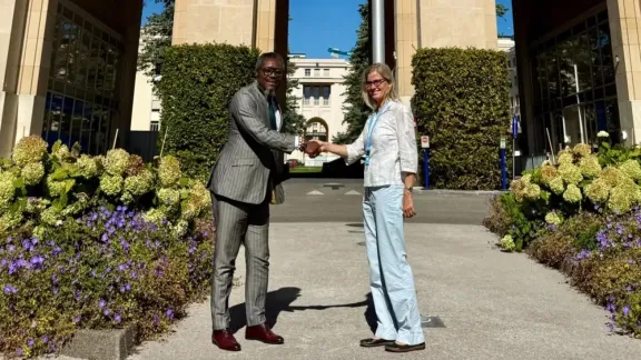 Ein Vertreter der mosambikanischen Zivilgesellschaft, Dr. Chele Sousa, und Ester Wolf, die leitende Verantwortliche für Advocacyarbeit für Menschenrechte beim LWB, vor dem UN-Gebäude in Genf, Schweiz. Foto: LWB/Melisa Kisacik