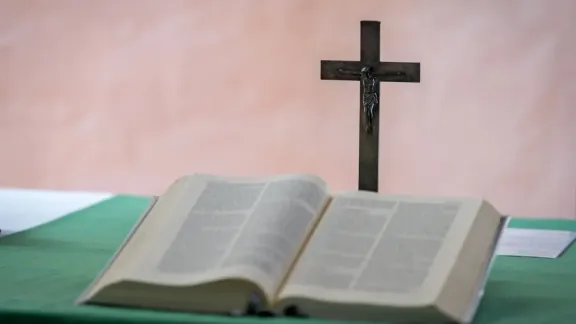 Was bedeutet es, eine Theologin oder ein Theologe des Kreuzes zu sein? Wie inspiriert das Kreuz zum Handeln und nicht nur zum Nachdenken? Diese Fragen stehen im Mittelpunkt einer globalen LWB-Tagung, die diese Woche in Wittenberg, Deutschland, stattfindet. Foto: LWB/Albin Hillert