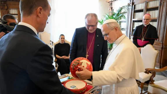 LWB-Präsident Henrik Stubkjær überreicht Papst Leo eines der Geschenke: eine von palästinensischen Auszubildenden des LWB-Berufsbildungszentrums in Ostjerusalem gestaltete Keramikschale. Foto: Vatican Media